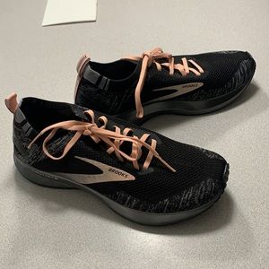 NWOT Brooks Levitate 4
